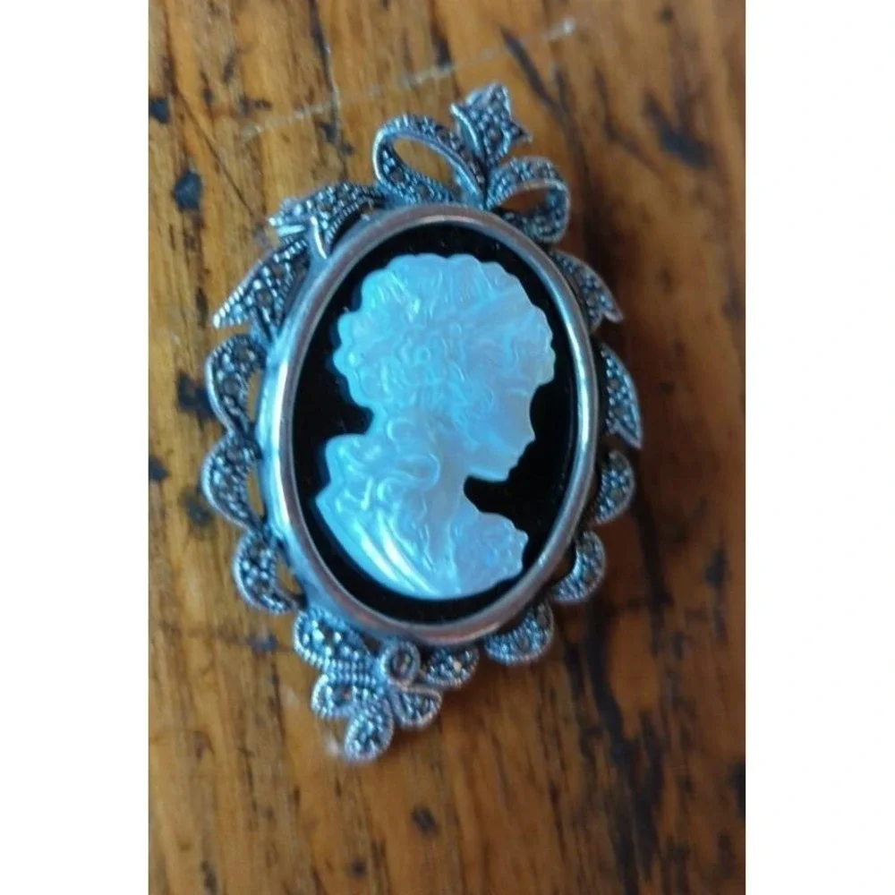 VINTAGE ANTIQUE STERLING SILVER CAMEO PIN BROOCH Very Pretty